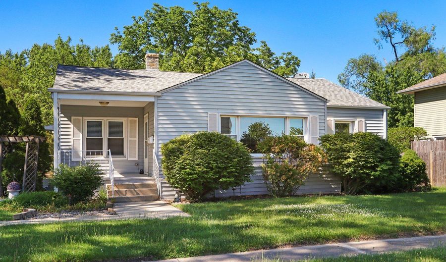 281 Chestnut St, Antioch, IL 60002 - 3 Beds, 2 Bath