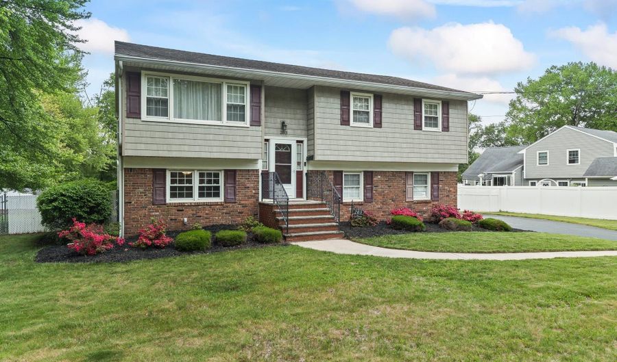 203 Tanglewood Ct, Middletown, NJ 07748 - 4 Beds, 3 Bath