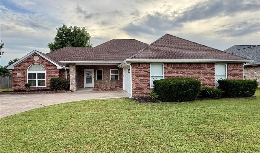 510 College Pl, Bentonville, AR 72712 - 3 Beds, 3 Bath