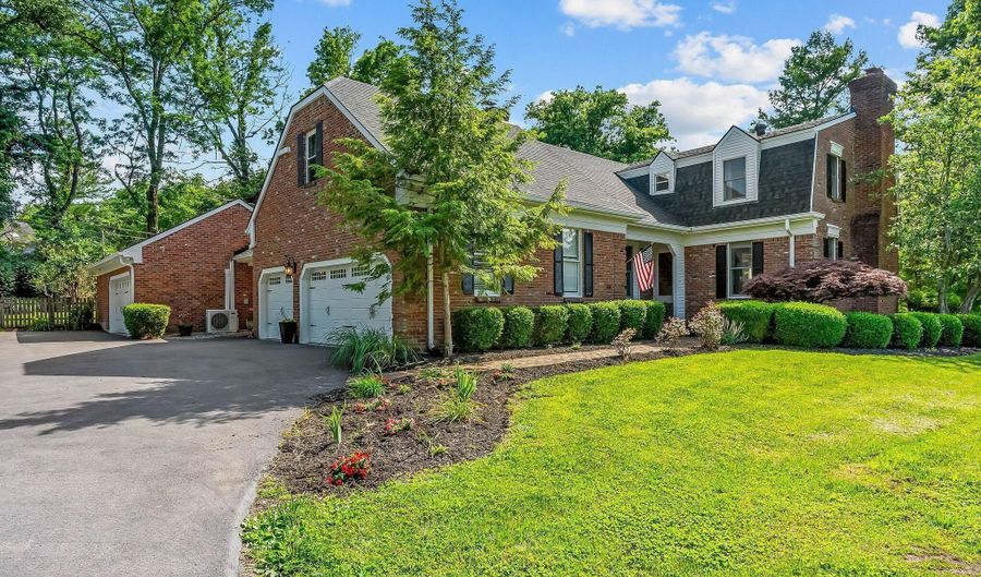 11806 E Arbor Dr, Anchorage, KY 40223 - 4 Beds, 4 Bath