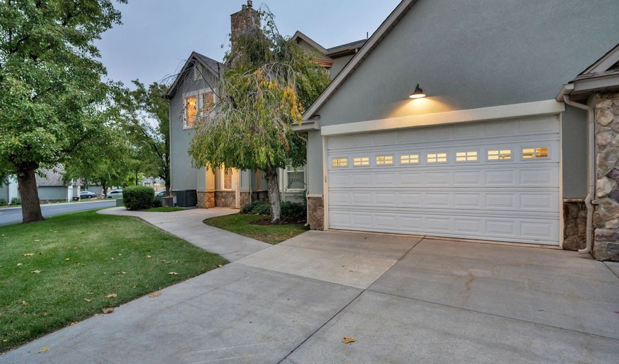 967 S COURTYARD Ln E, Centerville, UT 84014 - 2 Beds, 2 Bath