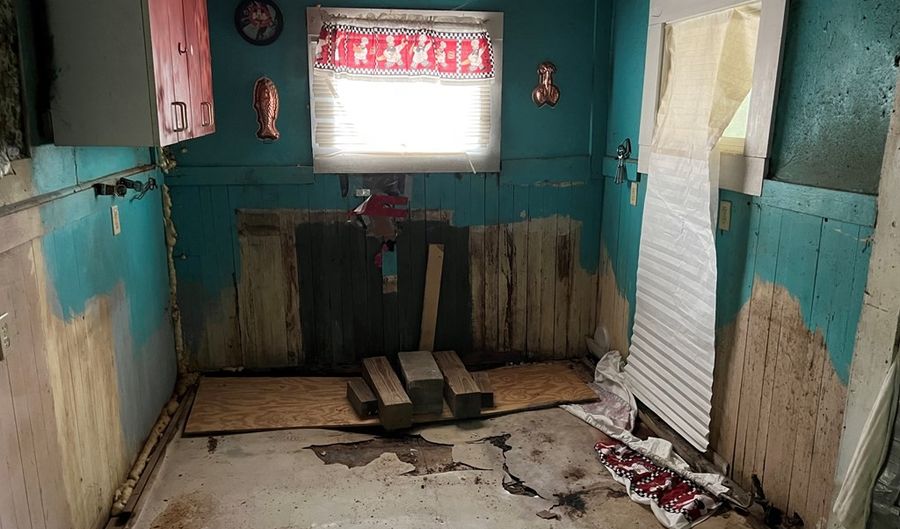 237 12th St, Apalachicola, FL 32320 - 3 Beds, 1 Bath