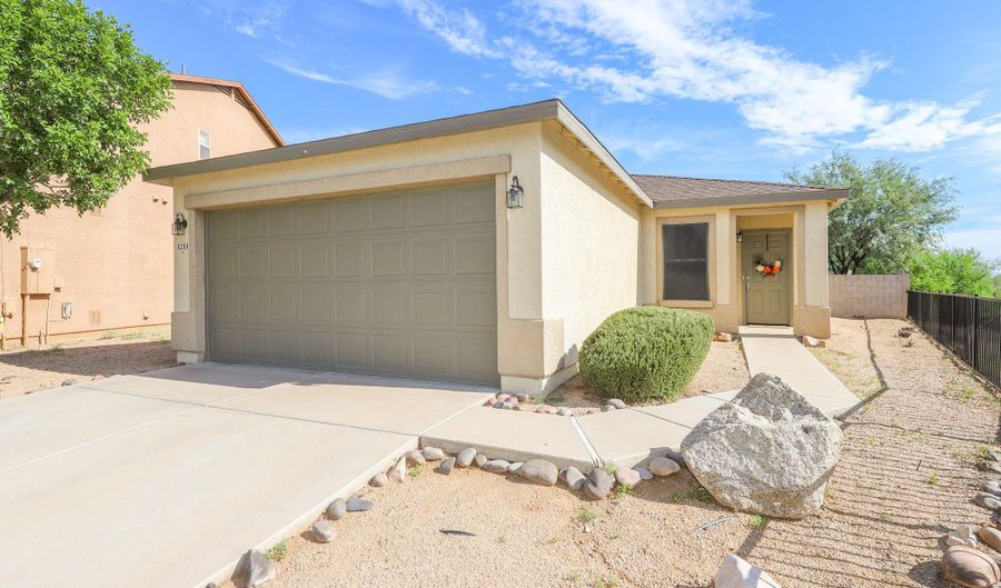 1214 W Calle Libro Del Retrato, Sahuarita, AZ 85629 - 3 Beds, 2 Bath