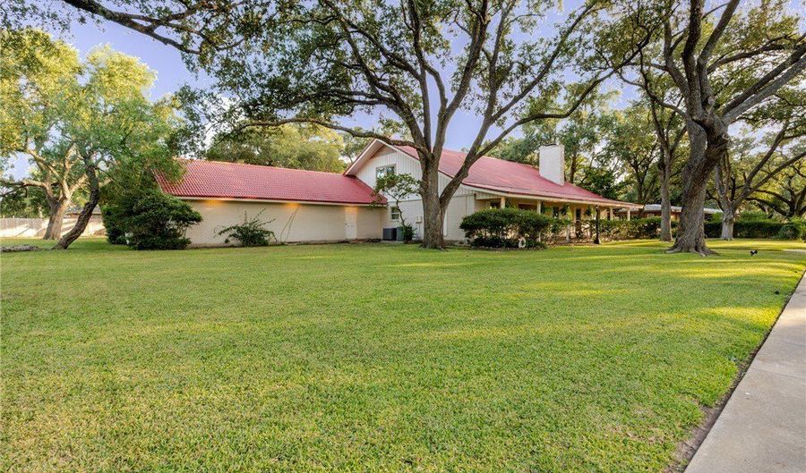 1820 Clare Dr, Alice, TX 78332 - 5 Beds, 5 Bath