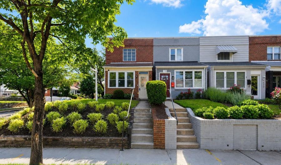 121 33RD St NE, Washington, DC 20019 - 2 Beds, 2 Bath