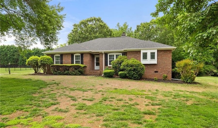 211 Hidden Creek Dr, Advance, NC 27006 - 3 Beds, 3 Bath