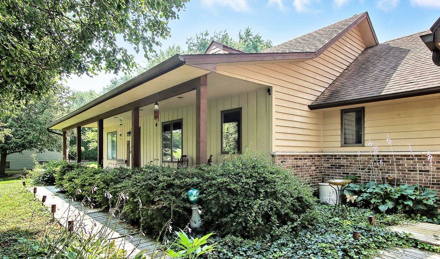 40553 N Trinity Ln, Antioch, IL 60002 - 4 Beds, 3 Bath
