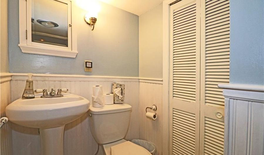 12 Draper Ave, Middletown, RI 02842 - 2 Beds, 2 Bath
