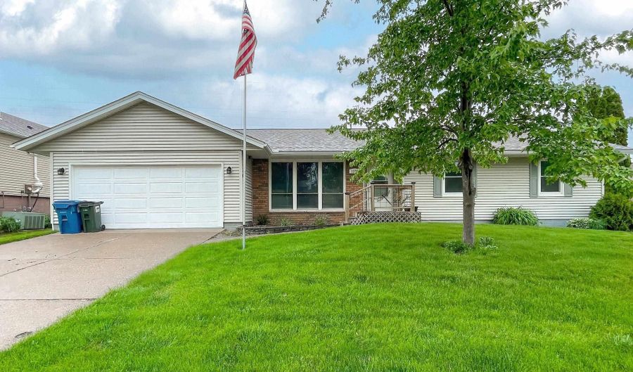 1336 W 59TH St, Davenport, IA 52806 - 3 Beds, 3 Bath