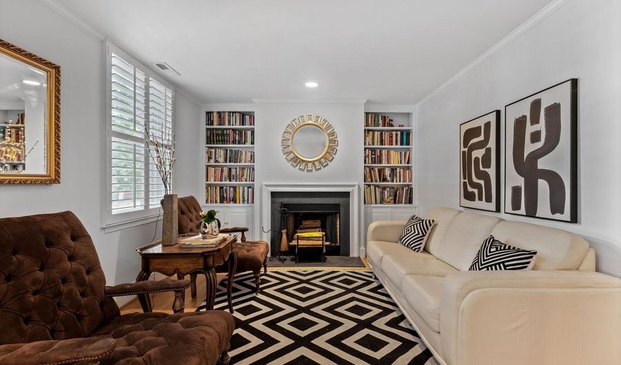 220 13TH St SE 14, Washington, DC 20003 - 2 Beds, 1 Bath