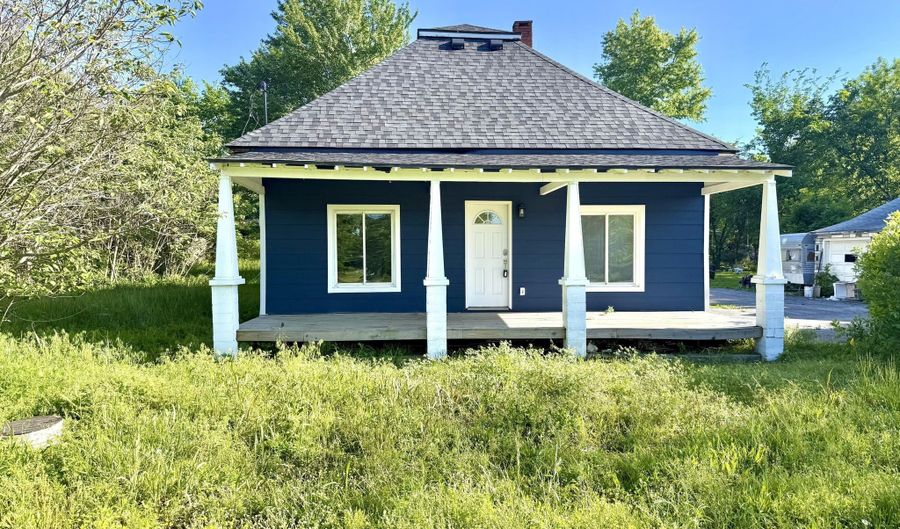 301 W High St, Alba, MO 64830 - 2 Beds, 2 Bath