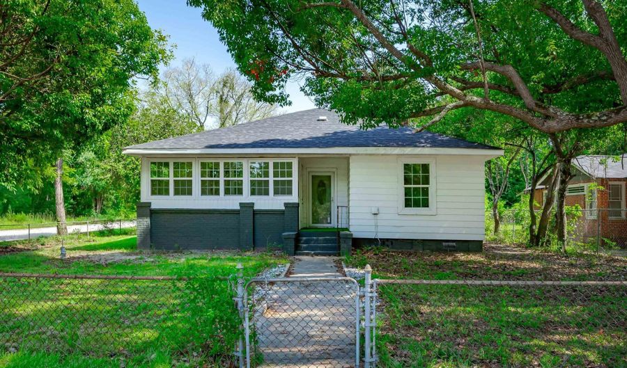 822 Chesnut St, Camden, SC 29020 - 3 Beds, 2 Bath