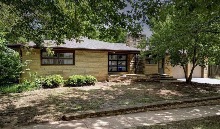 424 W Birch Ave, Arkansas City, KS 67005 - 3 Beds, 2 Bath