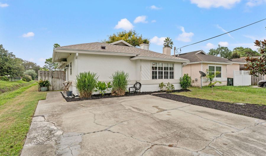 1093 HIBISCUS St, Atlantic Beach, FL 32233 - 3 Beds, 2 Bath
