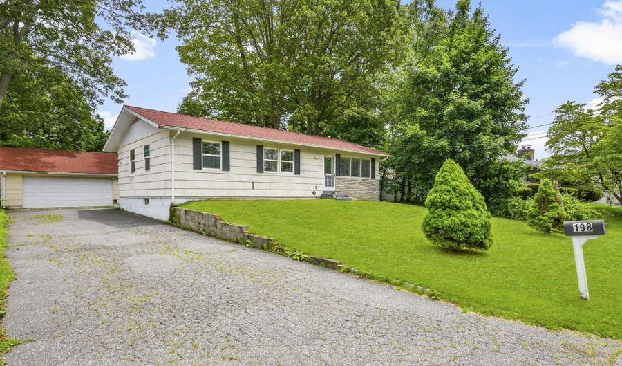 198 Macon Dr, Bridgeport, CT 06606 - 3 Beds, 2 Bath
