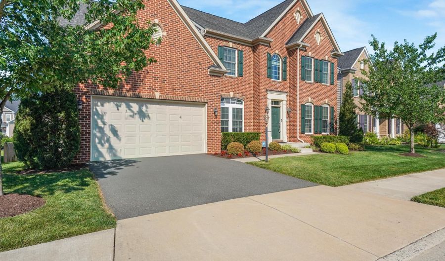 41443 CARRIAGE HORSE Dr, Aldie, VA 20105 - 5 Beds, 5 Bath