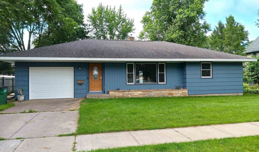 930 WASHINGTON St, Wisconsin Rapids, WI 54494 - 4 Beds, 2 Bath