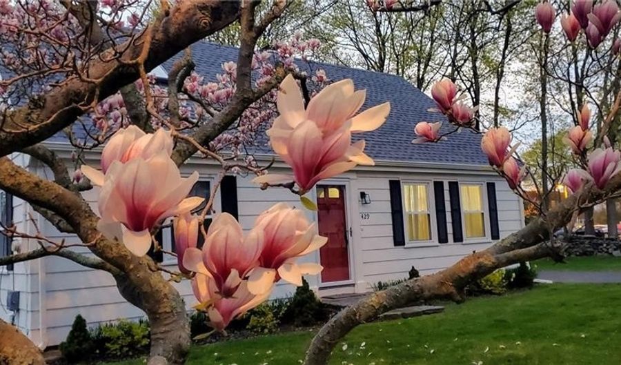 429 Forest Ave, Middletown, RI 02842 - 3 Beds, 2 Bath