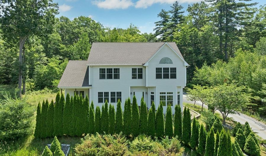 56 Sun Lake Dr, Belmont, NH 03220 - 5 Beds, 3 Bath