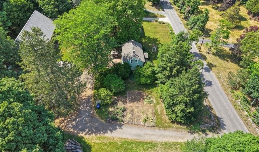 362 Abbott Run Valley Rd, Cumberland, RI 02864 - 3 Beds, 1 Bath