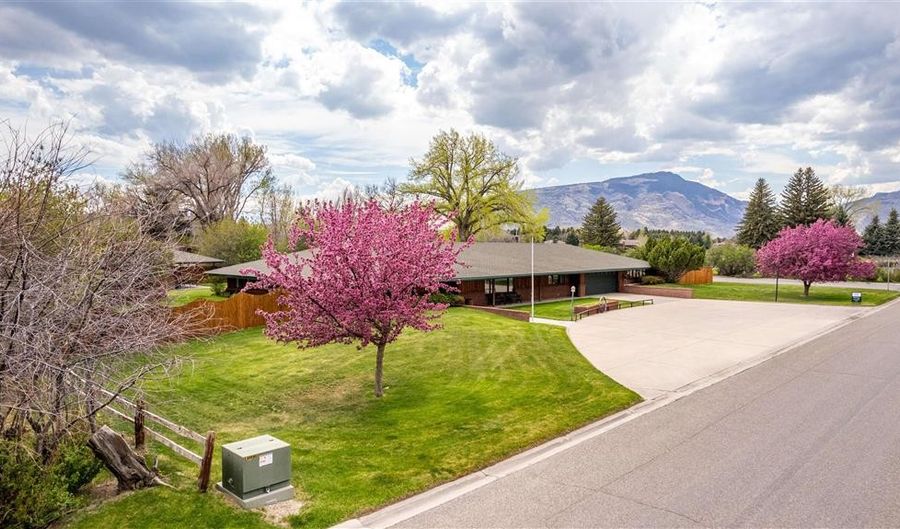 702 Allen Ave, Cody, WY 82414 - 4 Beds, 1 Bath