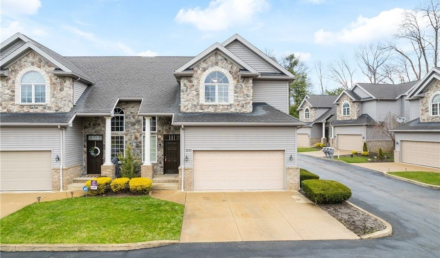 3285 Grey Village Dr, Akron, OH 44319 - 2 Beds, 3 Bath