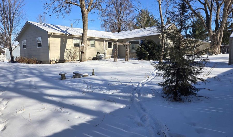 1601 E Sylvan Cir, Brandon, SD 57005 - 5 Beds, 4 Bath