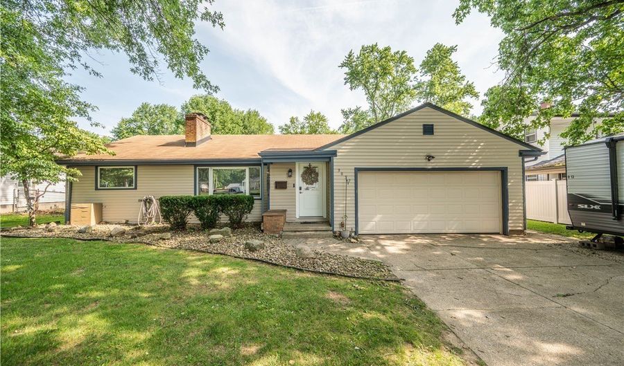 3832 Edinburgh Dr, Austintown, OH 44511 - 3 Beds, 3 Bath