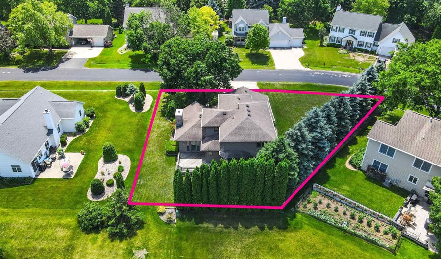 330 W FLORIDA Ave, Appleton, WI 54911 - 3 Beds, 3 Bath