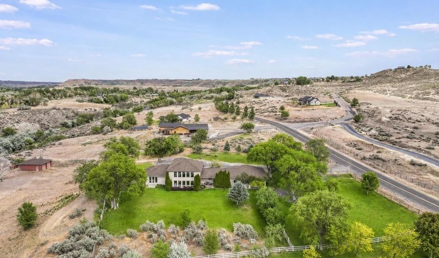 1244 River Rd, Buhl, ID 83316 - 3 Beds, 4 Bath