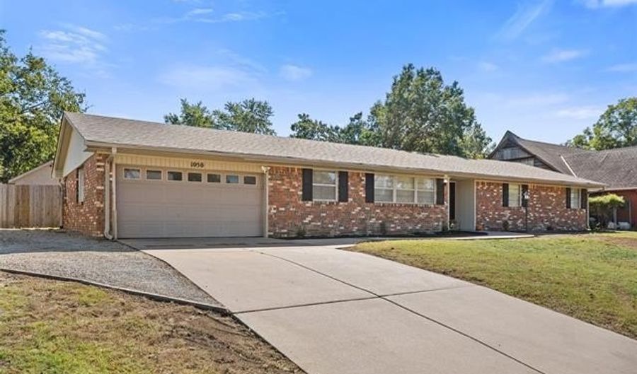 1050 Grandview Dr, Bartlesville, OK 74006 - 3 Beds, 2 Bath
