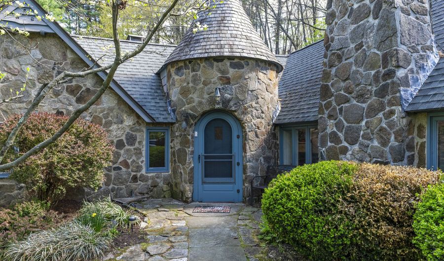 8 Morgan Rd, Canton, CT 06019 - 2 Beds, 4 Bath