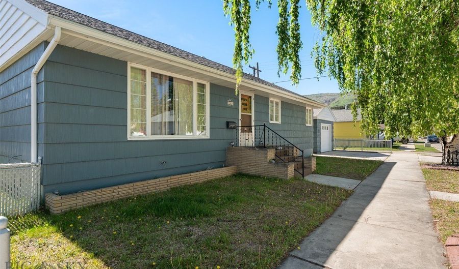 209 Spruce St, Anaconda, MT 59711 - 3 Beds, 2 Bath