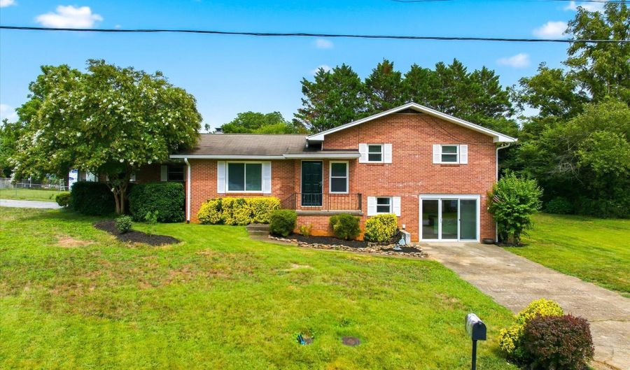 303 Scott St, Athens, TN 37303 - 4 Beds, 3 Bath