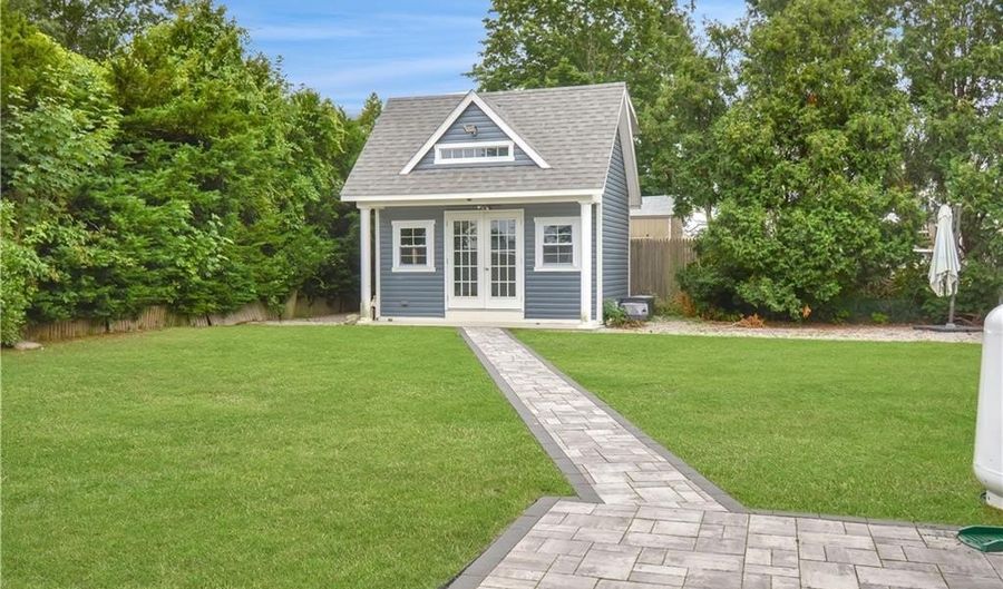 6 Sweeney Ln, Bristol, RI 02809 - 3 Beds, 1 Bath