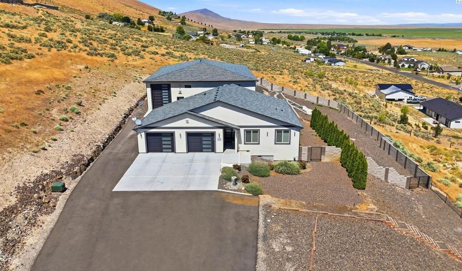 55702 N 370 Pr NE, Benton City, WA 99320 - 3 Beds, 2 Bath