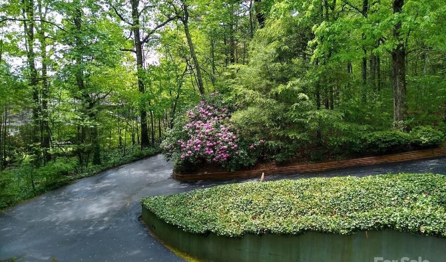 456 Mills Gap Rd, Arden, NC 28704 - 2 Beds, 4 Bath
