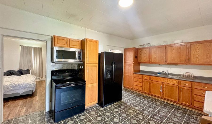 806 7th Ave, Britton, SD 57430 - 3 Beds, 1 Bath