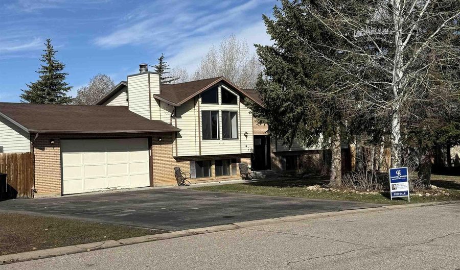 211 Toponce Dr, Evanston, WY 82930 - 4 Beds, 4 Bath