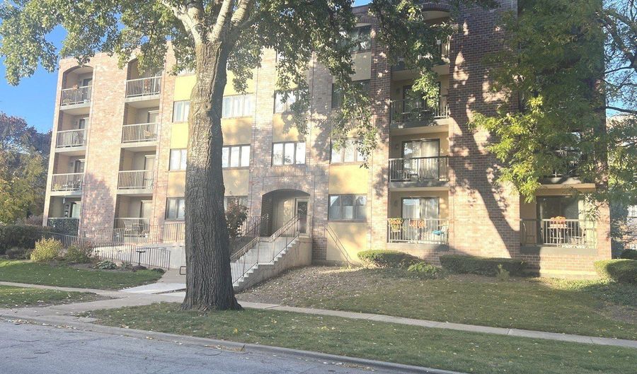 104 N Pine Ave 302, Arlington Heights, IL 60004 - 2 Beds, 2 Bath