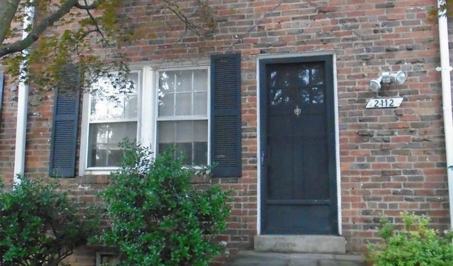 2112 N BRANDYWINE St, Arlington, VA 22207 - 2 Beds, 2 Bath