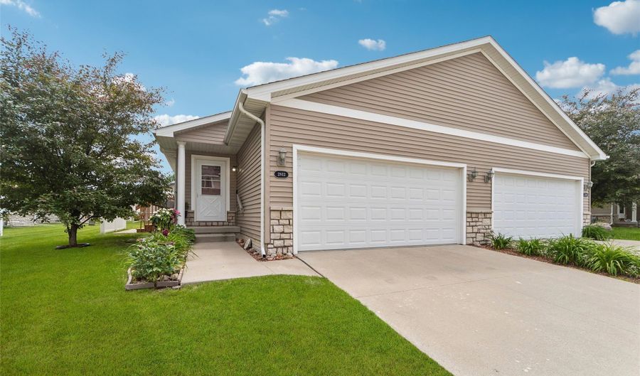 2812 Orinoco Ct SW, Altoona, IA 50009 - 2 Beds, 2 Bath