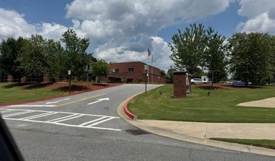 3970 Terrace Dr, Acworth, GA 30101 - 5 Beds, 2 Bath