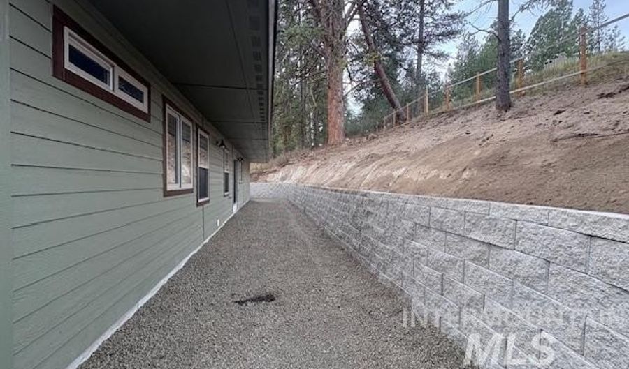 204 W Mill St, Cascade, ID 83611 - 3 Beds, 2 Bath