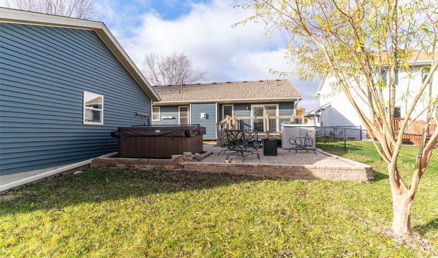 2013 Country Cove Ln, Altoona, IA 50009 - 4 Beds, 3 Bath