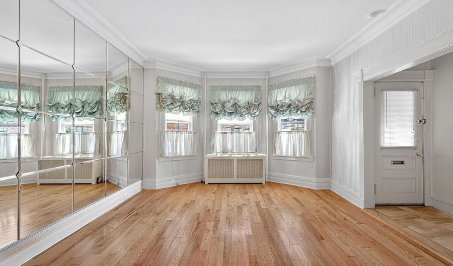 98 W 31ST St, Bayonne, NJ 07002 - 5 Beds, 3 Bath
