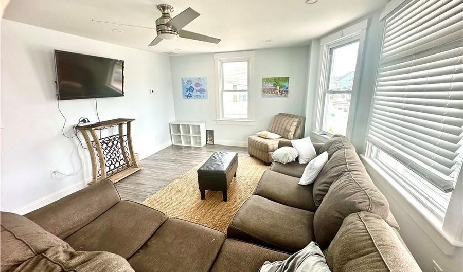 693 Thames St 2, Newport, RI 02840 - 4 Beds, 2 Bath