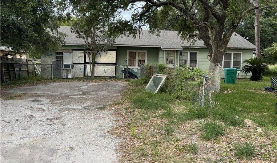 249 N 10th St, Aransas Pass, TX 78336 - 5 Beds, 2 Bath