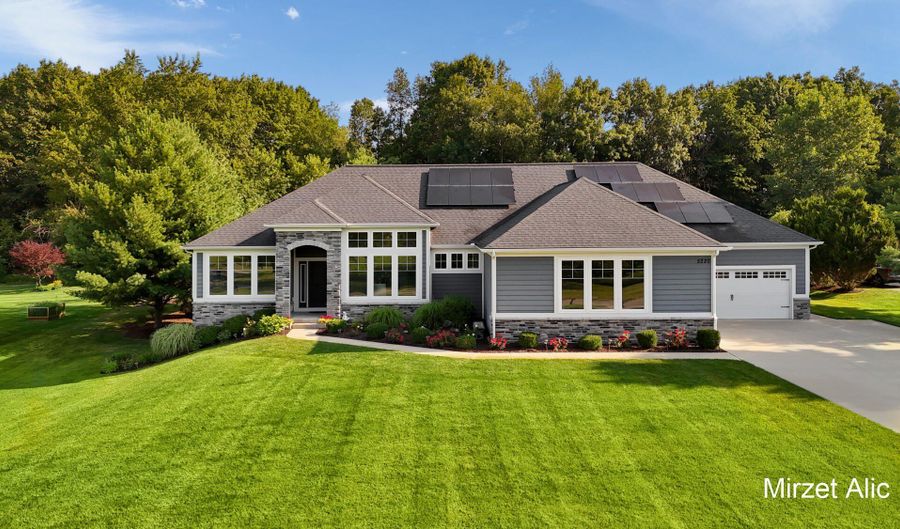 5220 Canyon River Dr NE, Ada, MI 49301 - 5 Beds, 4 Bath