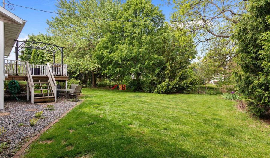 1433 W ROSELAWN Dr, Appleton, WI 54914 - 4 Beds, 3 Bath
